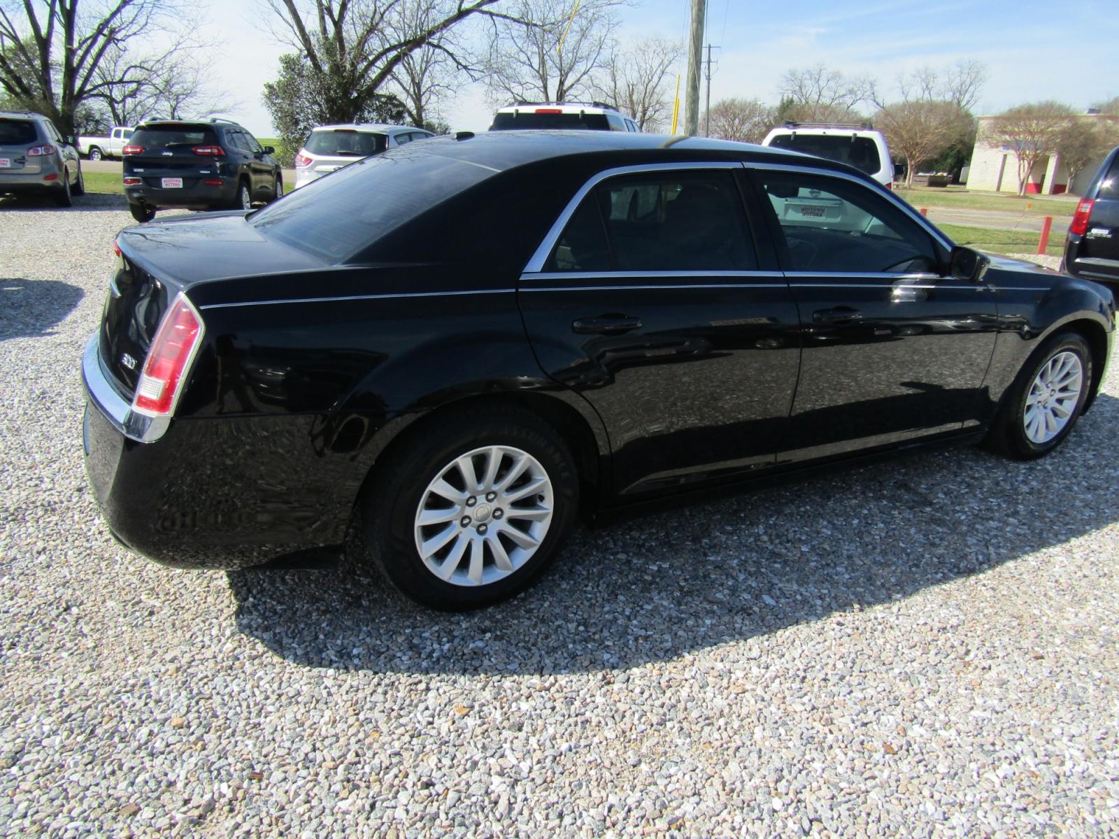 2013 Black /Tan Chrysler 300 RWD (2C3CCAAG5DH) with an 3.6L V6 SOHC 24V engine, Automatic transmission, located at 15016 S Hwy 231, Midland City, AL, 36350, (334) 983-3001, 31.306210, -85.495277 - Photo #7